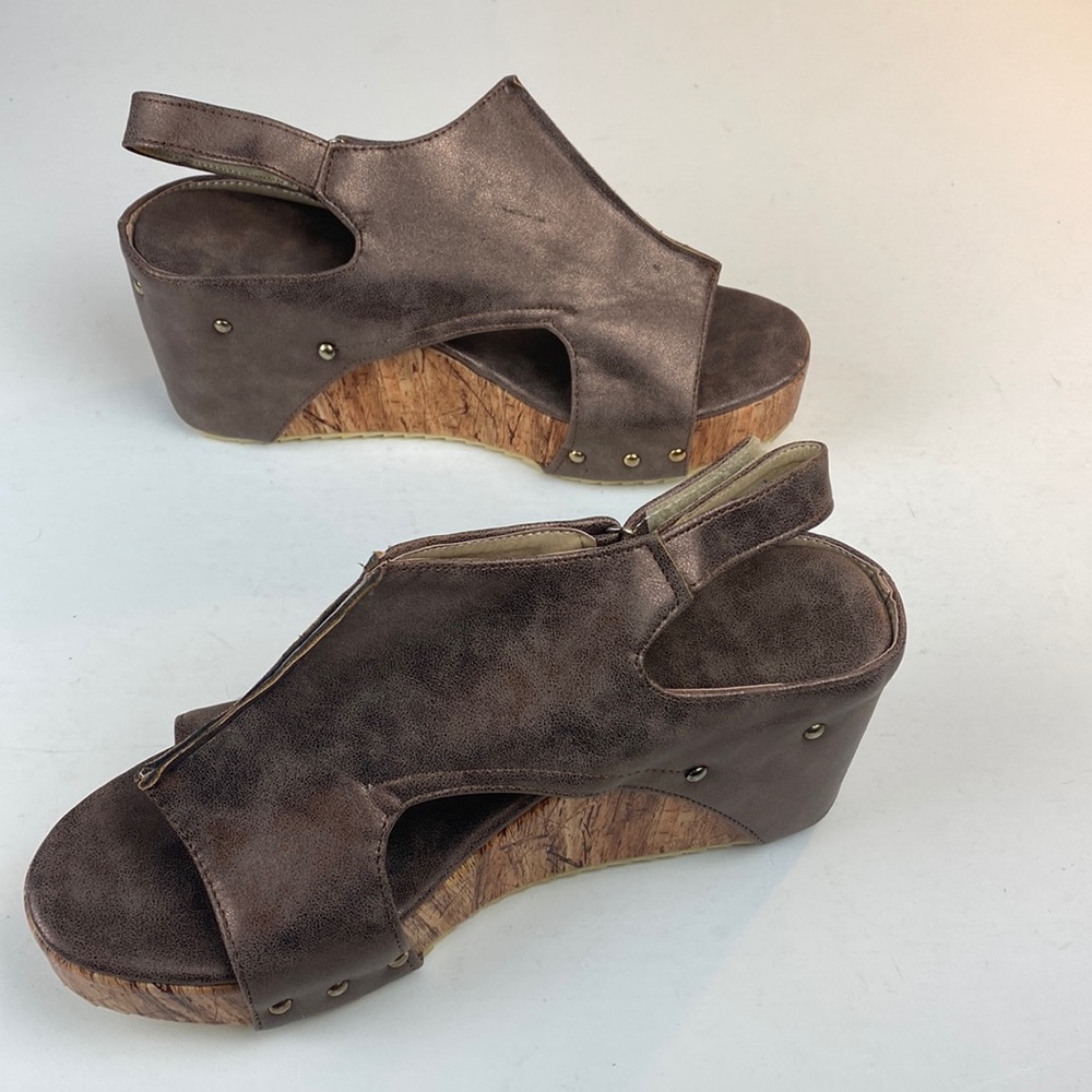 🤎 Sexy Bronze Metallic Studded Wedges with 3 1/2 inch cork heel size 9